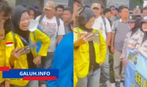Polwan sambut demo BEM UI dengan spanduk Polwan sambut demo BEM UI dengan spanduk