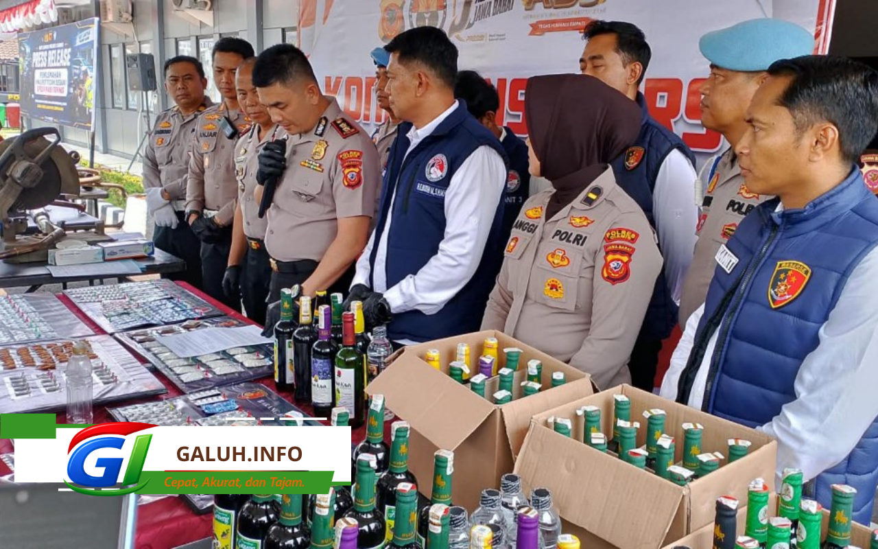 Polres Ciamis mengungkap modus transaksi sabu dengan metode tempel Polres Ciamis mengungkap modus transaksi sabu dengan metode tempel