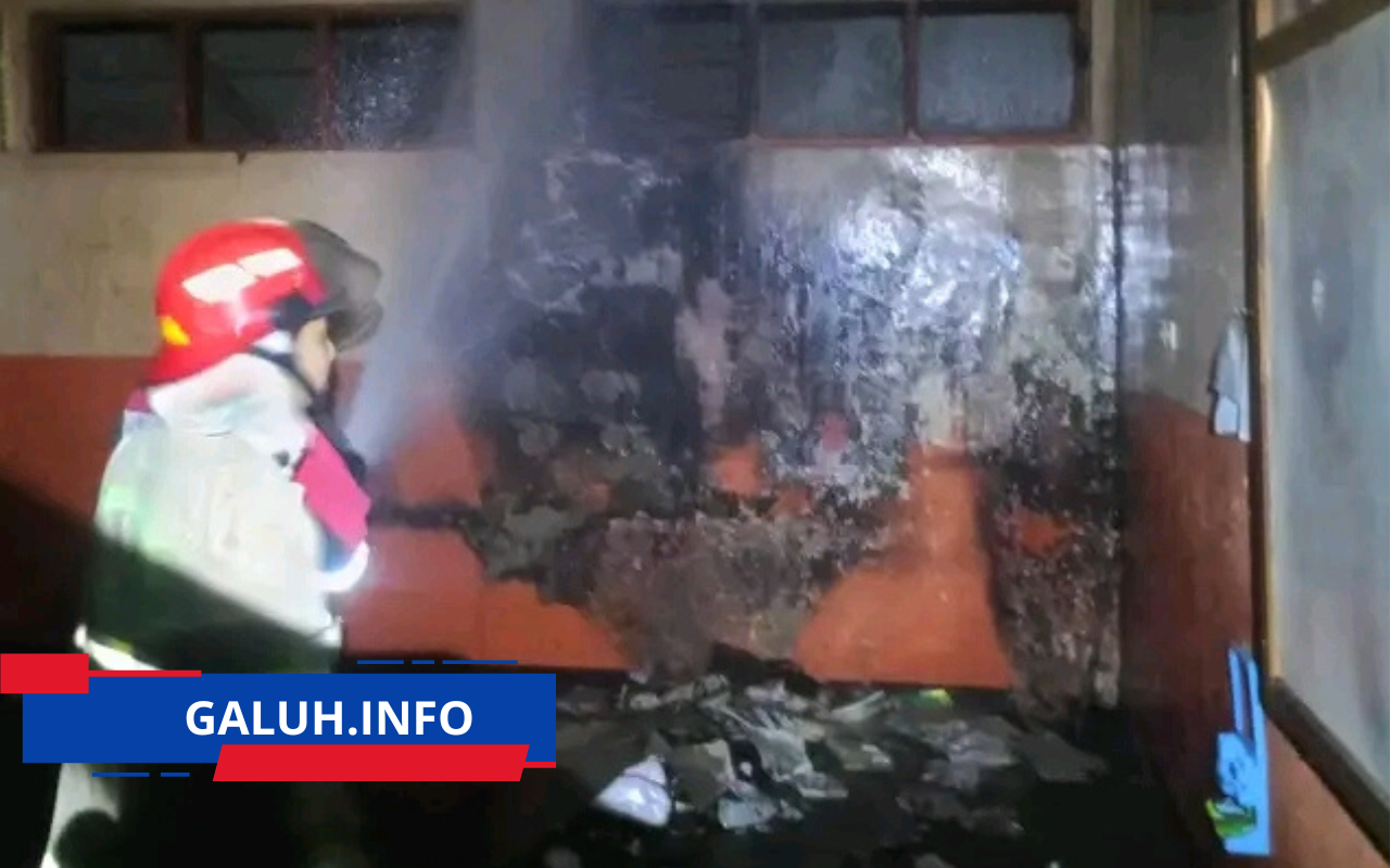 SDN 1 Gerba, Kecamatan Cipaku, Ciamis, terbakar pada Minggu sore. SDN 1 Gerba, Kecamatan Cipaku, Ciamis, terbakar pada Minggu sore.