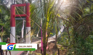 Jembatan Gantung Pongpet di Desa Margacinta, Pangandaran, ambruk sesaat setelah diresmikan.
