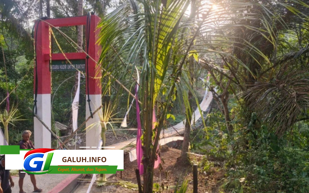 Jembatan Gantung Pongpet di Desa Margacinta, Pangandaran, ambruk sesaat setelah diresmikan. Jembatan Gantung Pongpet di Desa Margacinta, Pangandaran, ambruk sesaat setelah diresmikan.