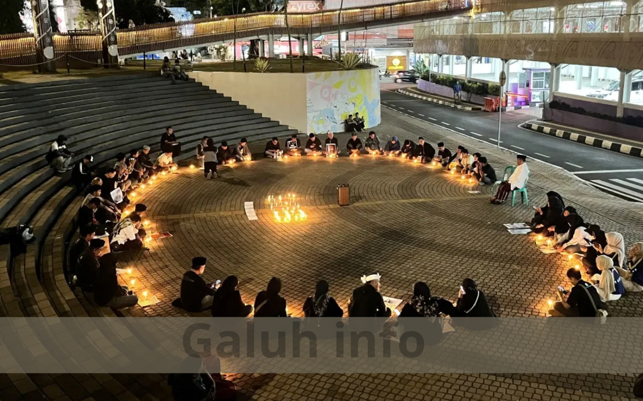 Lilin dan Doa Menggema di Alun-alun Ciamis untuk Lima Jurnalis yang Hilang Lilin dan Doa Menggema di Alun-alun Ciamis untuk Lima Jurnalis yang Hilang