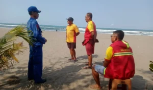 Satpolairud Polres Pangandaran memperkuat pengamanan Pantai Pangandaran.