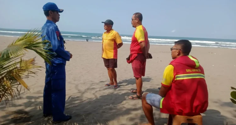 Satpolairud Polres Pangandaran memperkuat pengamanan Pantai Pangandaran.