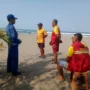 Satpolairud Polres Pangandaran memperkuat pengamanan Pantai Pangandaran.