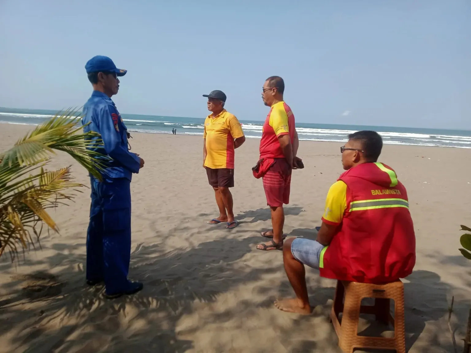 Satpolairud Polres Pangandaran memperkuat pengamanan Pantai Pangandaran.